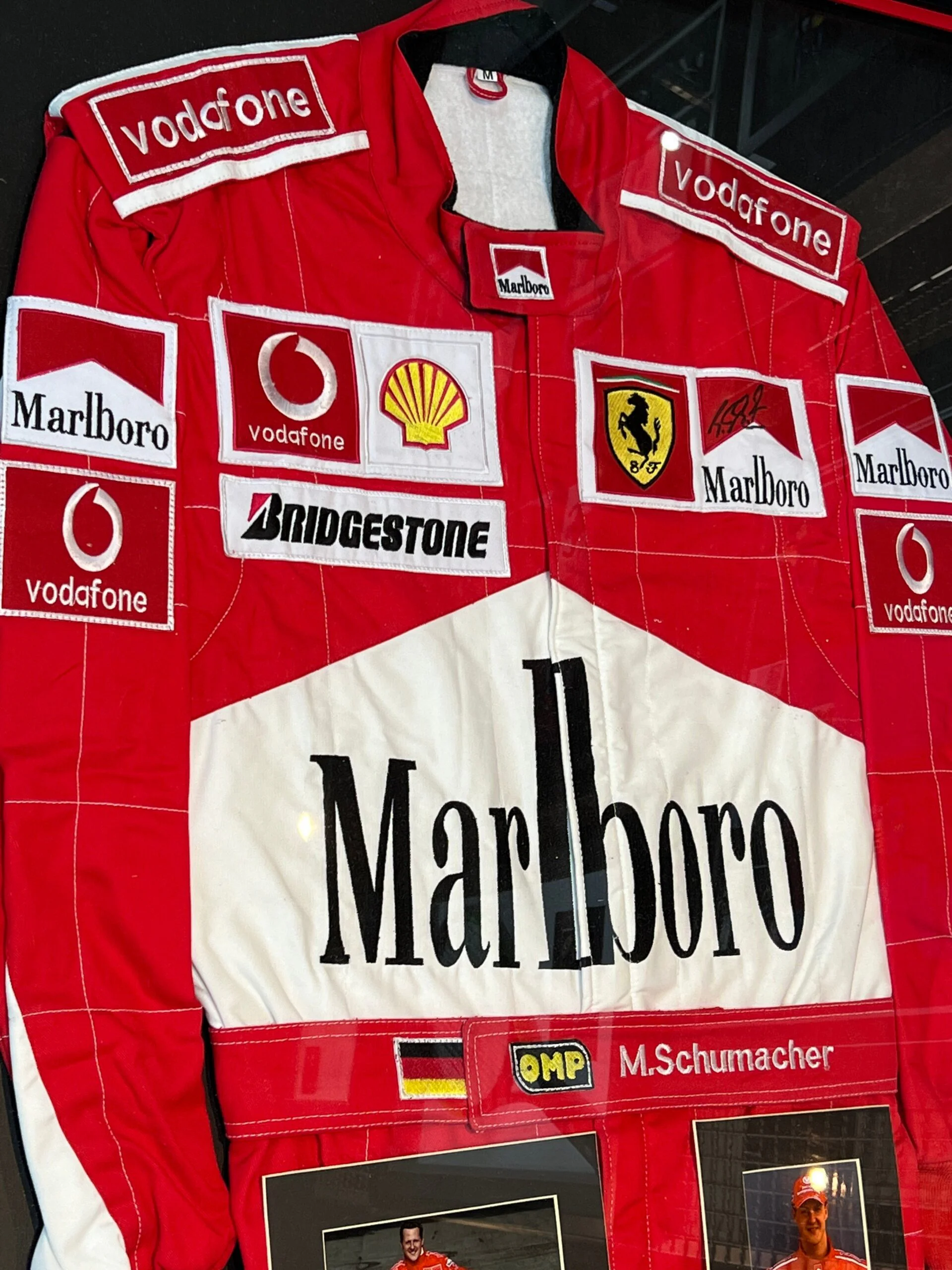 Traje enmarcado / Ferrari / Michael Schumacher - Image 5
