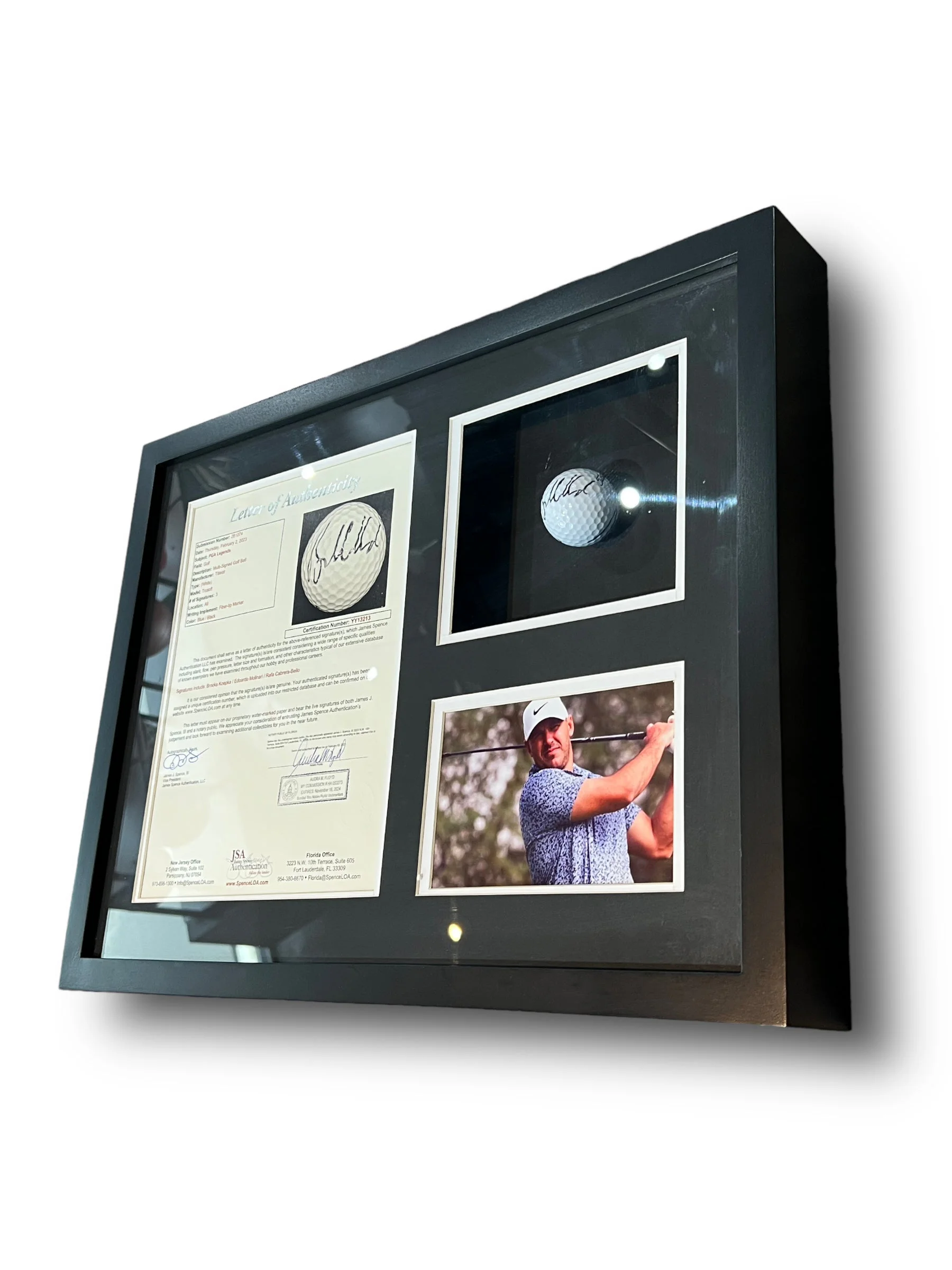 Bola de Golf enmarcada / Mexico 2019 / Brooks Koepka, Francesco Molinari y Cabrera Bello - Image 3